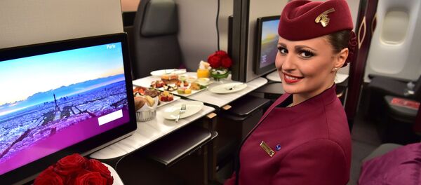 Стюардесса авиакомпании  Qatar Airways  в бизнес-классе самолета Boeing 777  - 俄羅斯衛星通訊社