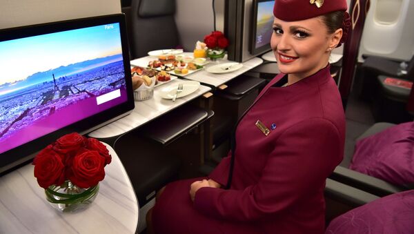 Стюардесса авиакомпании  Qatar Airways  в бизнес-классе самолета Boeing 777  - 俄罗斯卫星通讯社