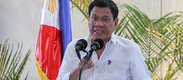 杜特爾特演講時蟑螂爬上身 - 俄羅斯衛星通訊社