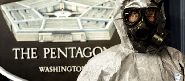 Сотрудник подразделения технического сопровождения армии США демонстрирует противогаз и защитный костюм в Пентагоне Сотрудник подразделения технического сопровождения армии США демонстрирует противогаз и защитный костюм в Пентагоне - 俄羅斯衛星通訊社