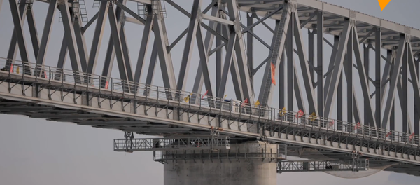 中俄跨江铁路大桥进入铺轨阶段 中俄跨江铁路大桥进入铺轨阶段 - 俄罗斯卫星通讯社