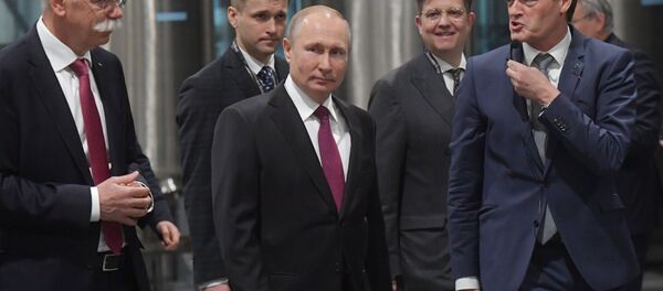 普京乘坐Aurus抵達梅賽德斯工廠投產儀式 - 俄羅斯衛星通訊社