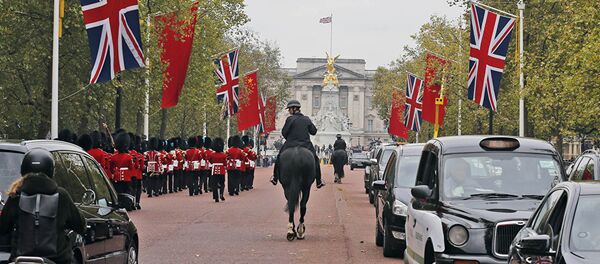 China flags are fixed on poles beside Union flags along The Mall towards Buckingham Palace in London, Friday, Oct. 16, 2015. - 俄羅斯衛星通訊社