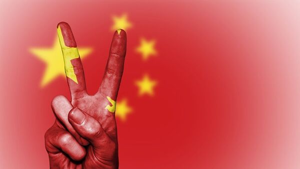 Знак победы на фоне китайского флага - 俄罗斯卫星通讯社