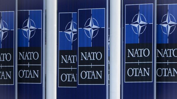 Солдаты ВМС Испании идут под знаменами НАТО у штаб-квартире НАТО в Брюсселе, Бельгия - 俄羅斯衛星通訊社