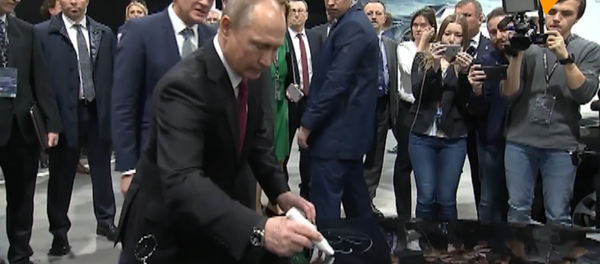 携“新欢”见“旧爱”:普京开新座驾前往奔驰工厂 携“新欢”见“旧爱”:普京开新座驾前往奔驰工厂 - 俄罗斯卫星通讯社