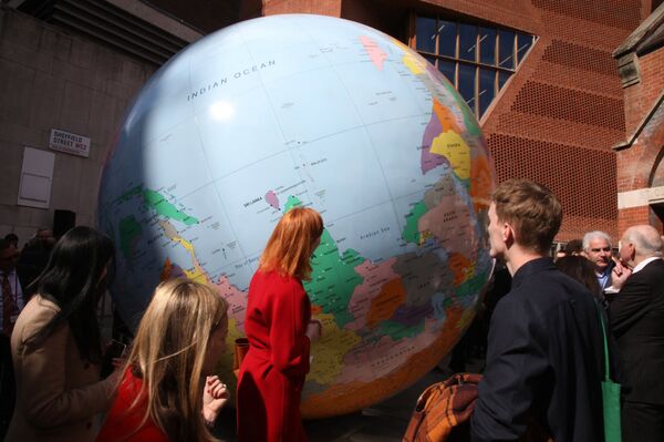 反转的世界（The World Turned Upside Down）装置艺术 - 俄罗斯卫星通讯社