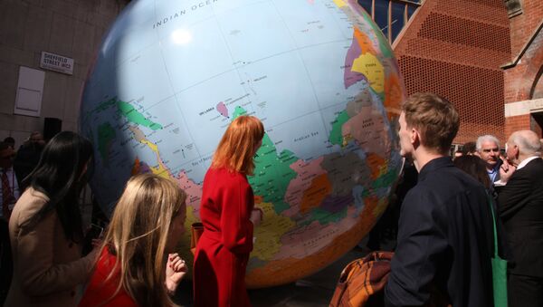 Глобус около Лондонской школы экономики - 俄羅斯衛星通訊社