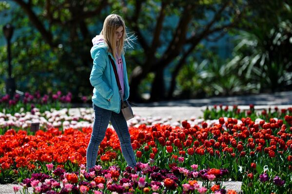 克里米亞尼基塔植物園裡賞花的女孩。 - 俄羅斯衛星通訊社