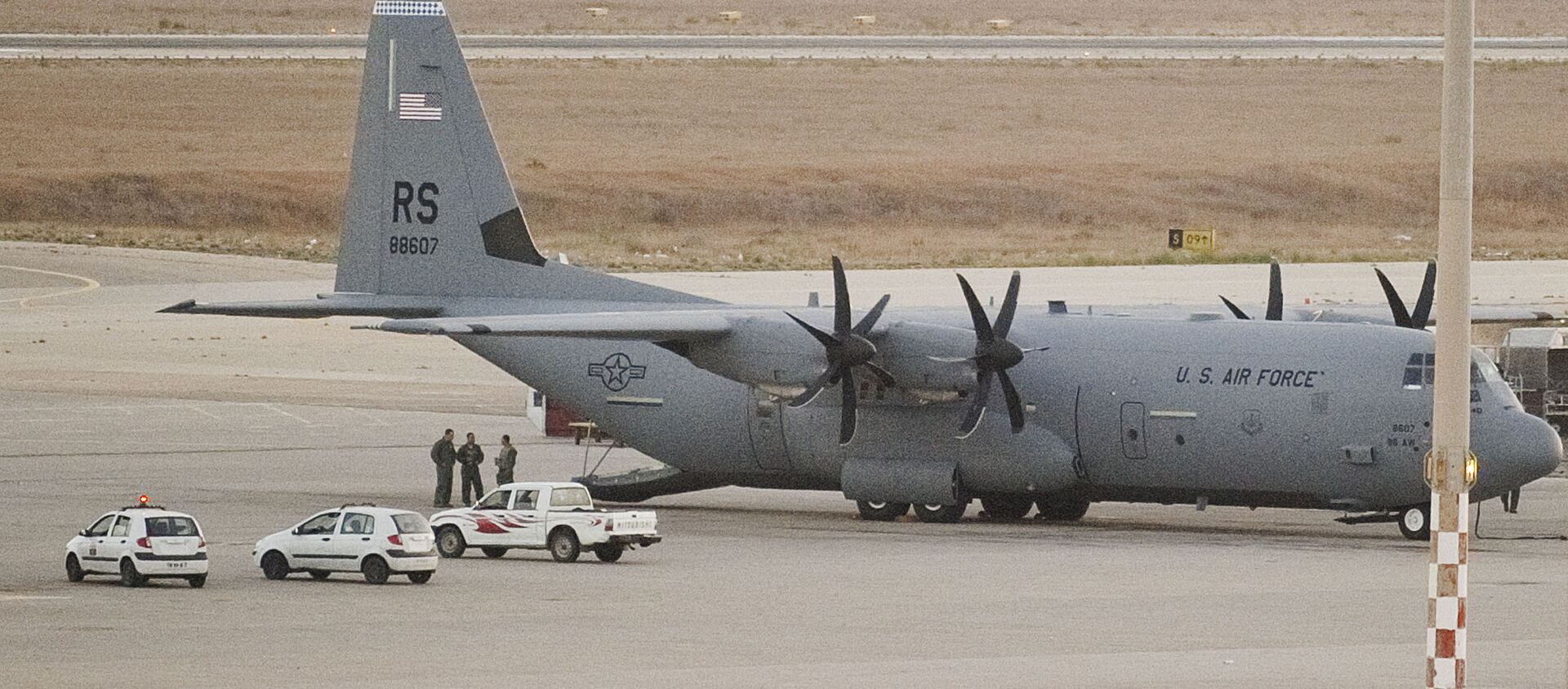 Американский военно-транспортный самолет C-130 Hercules в аэропорту Триполи, Ливия - 俄罗斯卫星通讯社, 1920, 13.11.2021