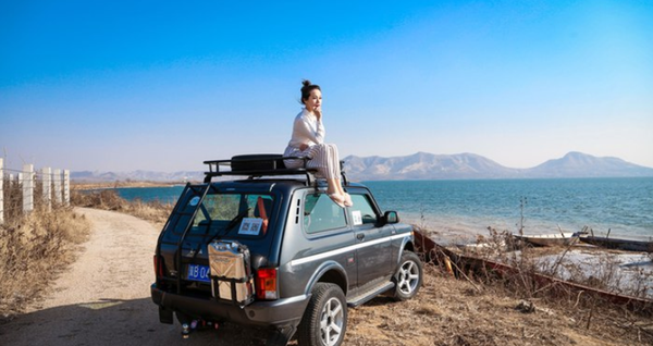 中国模特与俄罗斯拉达4x4越野车拍摄系列美照 - 俄罗斯卫星通讯社