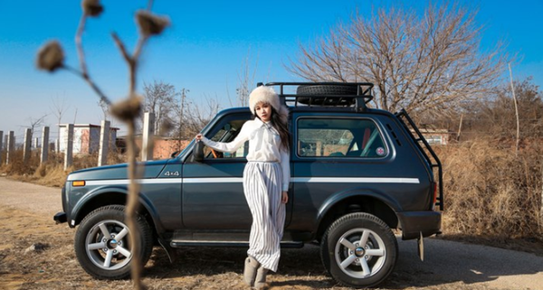 中国模特与俄罗斯拉达4x4越野车拍摄系列美照 - 俄罗斯卫星通讯社