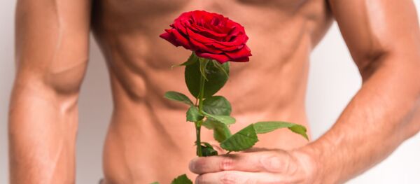 Полуобнаженный мужчина с розой - 俄羅斯衛星通訊社