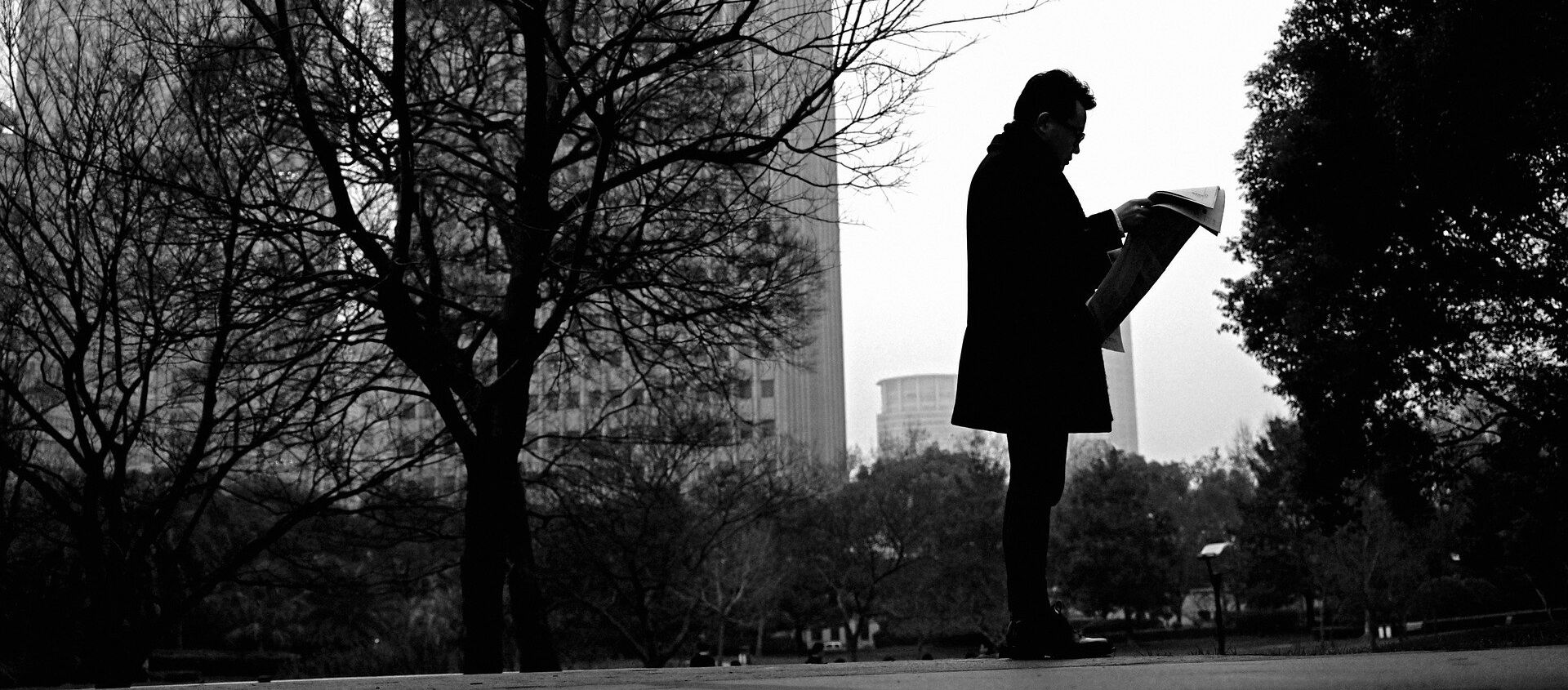 Азиатский мужчина читает газету в парке - 俄罗斯卫星通讯社, 1920, 16.02.2021