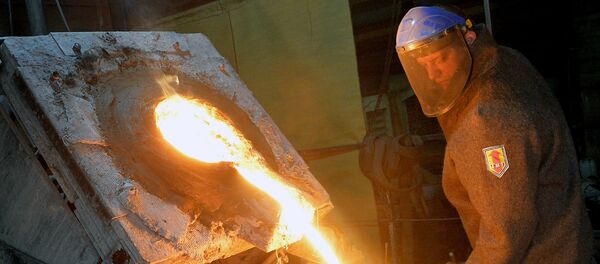 Плавильщик заливает жидкий чугун в формы Плавильщик заливает жидкий чугун в формы - 俄罗斯卫星通讯社