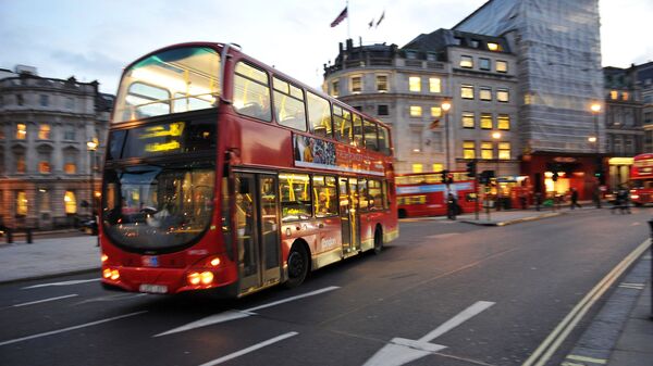 Двухъярусный автобус на Трафальгарской площади в Лондоне. - 俄罗斯卫星通讯社