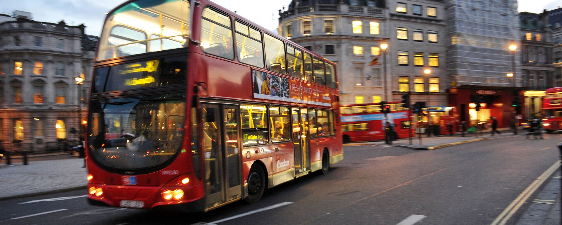 Двухъярусный автобус на Трафальгарской площади в Лондоне. - 俄罗斯卫星通讯社, 1920, 24.12.2021