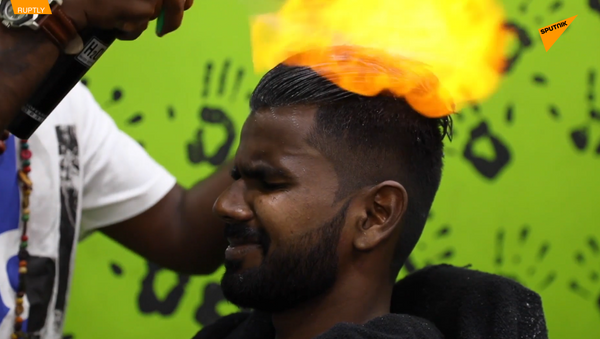 你敢闻吗？印度理发师开创“火焰剪发” - 俄罗斯卫星通讯社