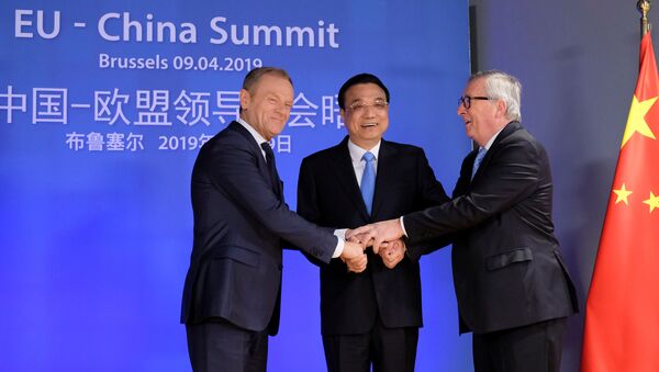 Chinese Premier Li Keqiang is welcomed by European Council President Donald Tusk and European Commission President Jean-Claude Juncker ahead of a EU China Summit in Brussels - 俄罗斯卫星通讯社