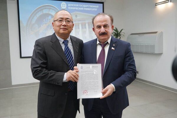 山东交通学院国际教育学院院长商岳（左）与俄罗斯顿河国立技术大学校长梅什西.贝西克.乔霍耶维奇（右）合影 - 俄罗斯卫星通讯社