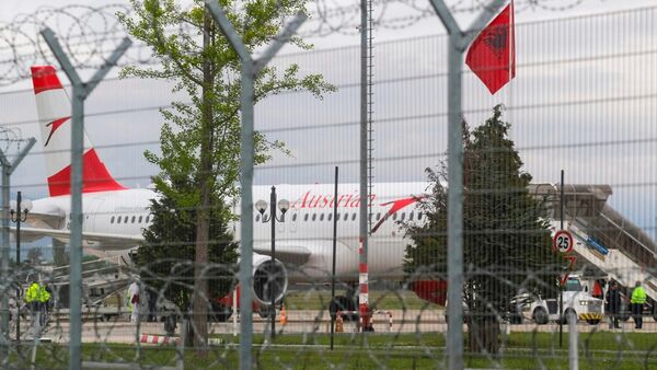武装匪徒从阿尔巴尼亚机场等待起飞的航班上抢走一千万欧元 - 俄罗斯卫星通讯社