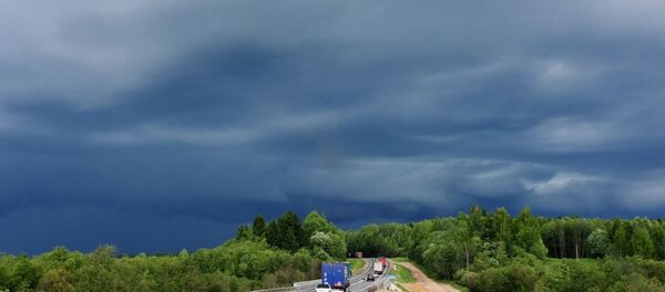 Туча над дорогой в Вологодской области - 俄罗斯卫星通讯社