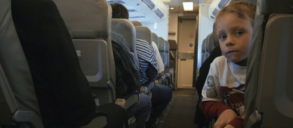 В салоне Боинга 737-300 российской авиакомпании Sky Express во время полета по маршруту Пермь - Москва. В салоне Боинга 737-300 российской авиакомпании Sky Express во время полета по маршруту Пермь - Москва. - 俄罗斯卫星通讯社