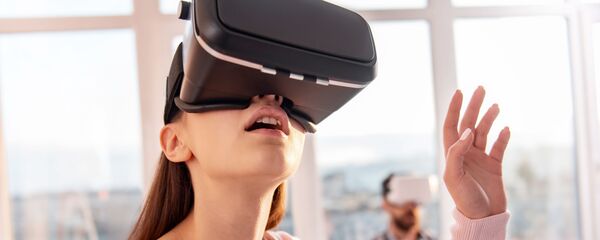 Девушка в очках виртуальной реальности - 俄罗斯卫星通讯社