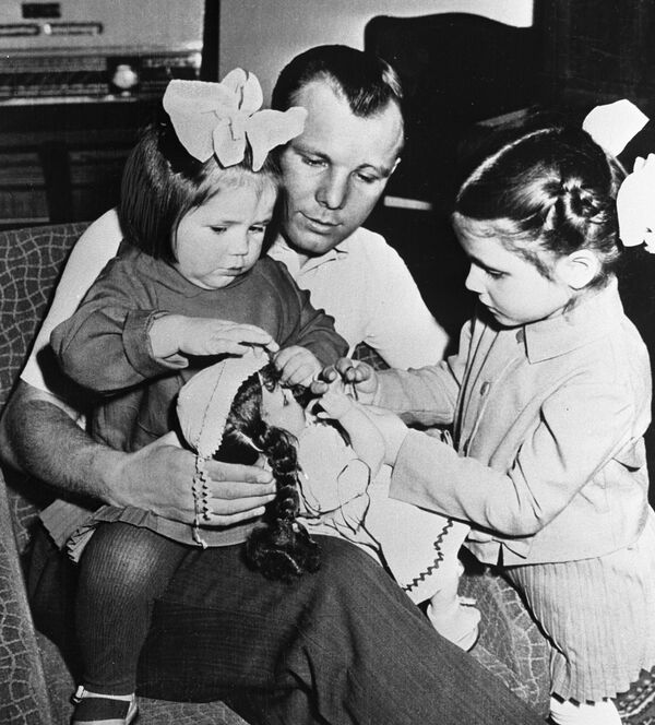 1965年,尤里·加加林和女儿们 1965年,尤里·加加林和女儿们 - 俄罗斯卫星通讯社