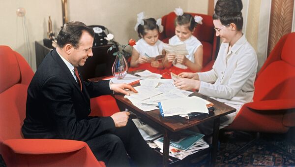 1967年，尤里·加加林与妻子和女儿们 - 俄罗斯卫星通讯社