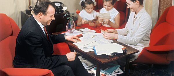 1967年,尤里·加加林与妻子和女儿们 1967年,尤里·加加林与妻子和女儿们 - 俄罗斯卫星通讯社