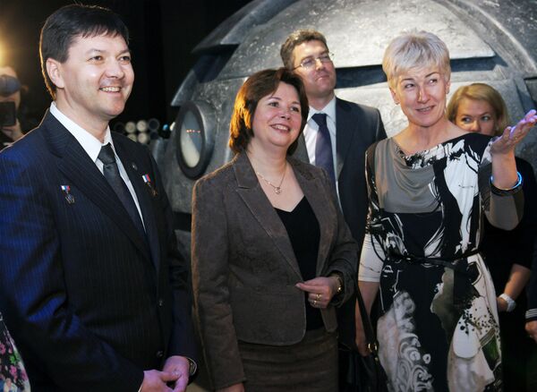 小女儿嘉琳娜(深色衣服)观看“萨马拉航天”博物馆展览中心 小女儿嘉琳娜(深色衣服)观看“萨马拉航天”博物馆展览中心 - 俄罗斯卫星通讯社