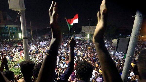Sudanese demonstrators gather as they attend a protest rally demanding Sudanese President Omar Al-Bashir to step down, outside Defence Ministry in Khartoum, Sudan April 10, 2019 - 俄罗斯卫星通讯社