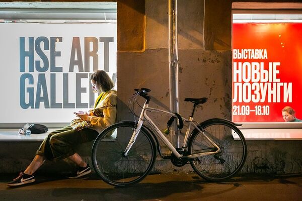 女大学生在美术馆 - 俄罗斯卫星通讯社