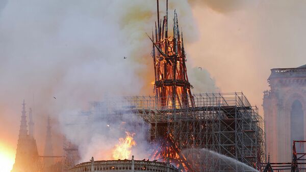 起火的巴黎圣母院的屋顶已经坍塌 - 俄罗斯卫星通讯社
