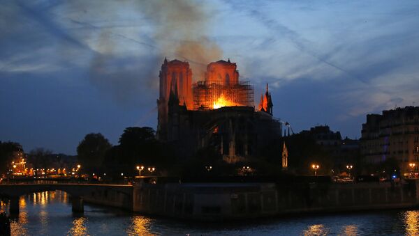 巴黎圣母院发生大火 - 俄罗斯卫星通讯社