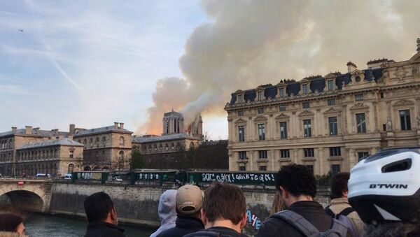 马克龙：当前巴黎圣母院火灾尚难以扑灭 - 俄罗斯卫星通讯社