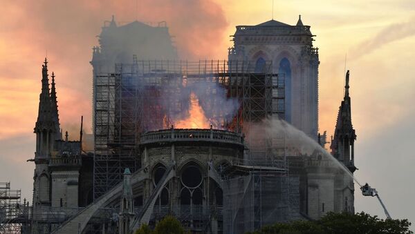 马克龙：巴黎圣母院将在火灾后重建 - 俄罗斯卫星通讯社