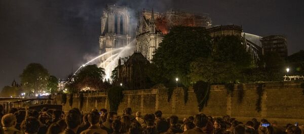 Тушение пожара в соборе Парижской Богоматери - 俄羅斯衛星通訊社