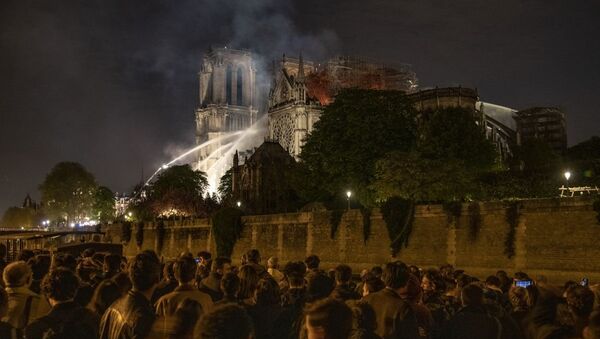Тушение пожара в соборе Парижской Богоматери - 俄羅斯衛星通訊社