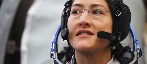 美宇航员展示自己从太空返回后爱犬见到她的反应 - 俄罗斯卫星通讯社