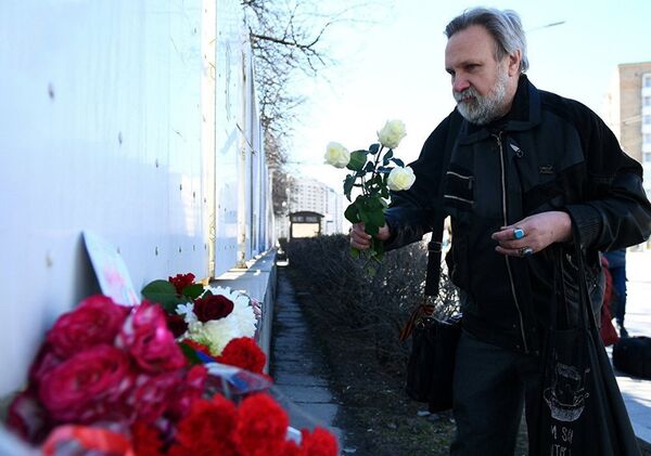 莫斯科民眾在法國駐俄羅斯大使館前獻花，以此表示對巴黎市民的支持 - 俄羅斯衛星通訊社