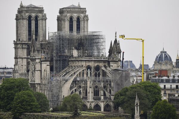 2019年4月15日,拥有800年历史的巴黎圣母院惨遭大火,导致屋顶和塔尖被烧毁。 2019年4月15日,拥有800年历史的巴黎圣母院惨遭大火,导致屋顶和塔尖被烧毁。 - 俄罗斯卫星通讯社