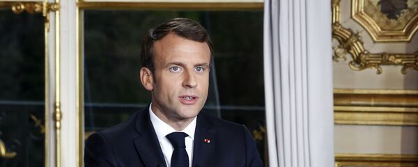French President Emmanuel Macron sits at his desk after addressing the French nation following a massive fire at Notre Dame Cathedral, at Elysee Palace in Paris, Tuesday, April 16 2019. French President Emmanuel Macron sits at his desk after addressing the French nation following a massive fire at Notre Dame Cathedral, at Elysee Palace in Paris, Tuesday, April 16 2019. - 俄羅斯衛星通訊社