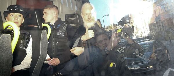 Основатель WikiLeaks Джулиан Ассанж в полицейском фургоне Основатель WikiLeaks Джулиан Ассанж в полицейском фургоне - 俄罗斯卫星通讯社