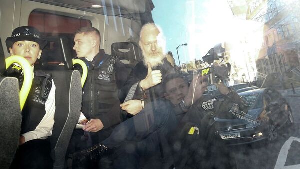 Основатель WikiLeaks Джулиан Ассанж в полицейском фургоне - 俄罗斯卫星通讯社