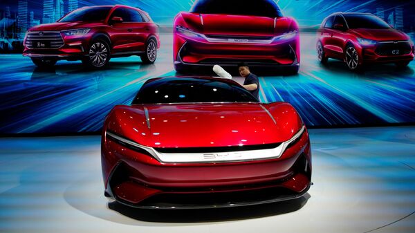 Мужчин протирает концепт автомобиля BYD e-SEED GT на Шанхайском международном автосалоне - 俄羅斯衛星通訊社
