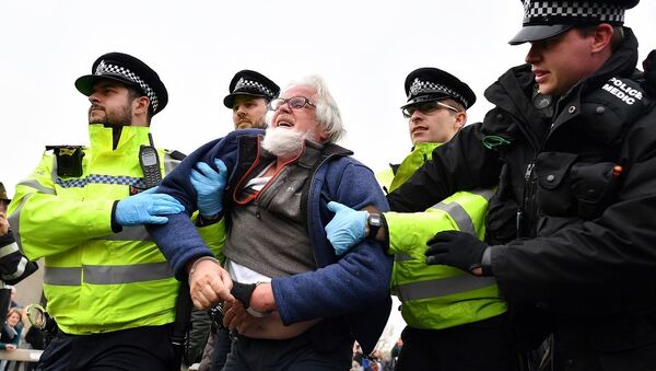 倫敦警方在抗議活動2天內拘捕290名環保人士 - 俄羅斯衛星通訊社