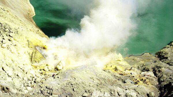 Кальдера вулкана Иджен, в которой раположено сернистое озеро Кавах Иджен, Индонезия - 俄罗斯卫星通讯社