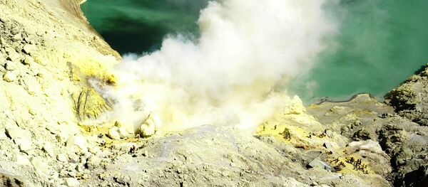 Кальдера вулкана Иджен, в которой раположено сернистое озеро Кавах Иджен, Индонезия Кальдера вулкана Иджен, в которой раположено сернистое озеро Кавах Иджен, Индонезия - 俄羅斯衛星通訊社